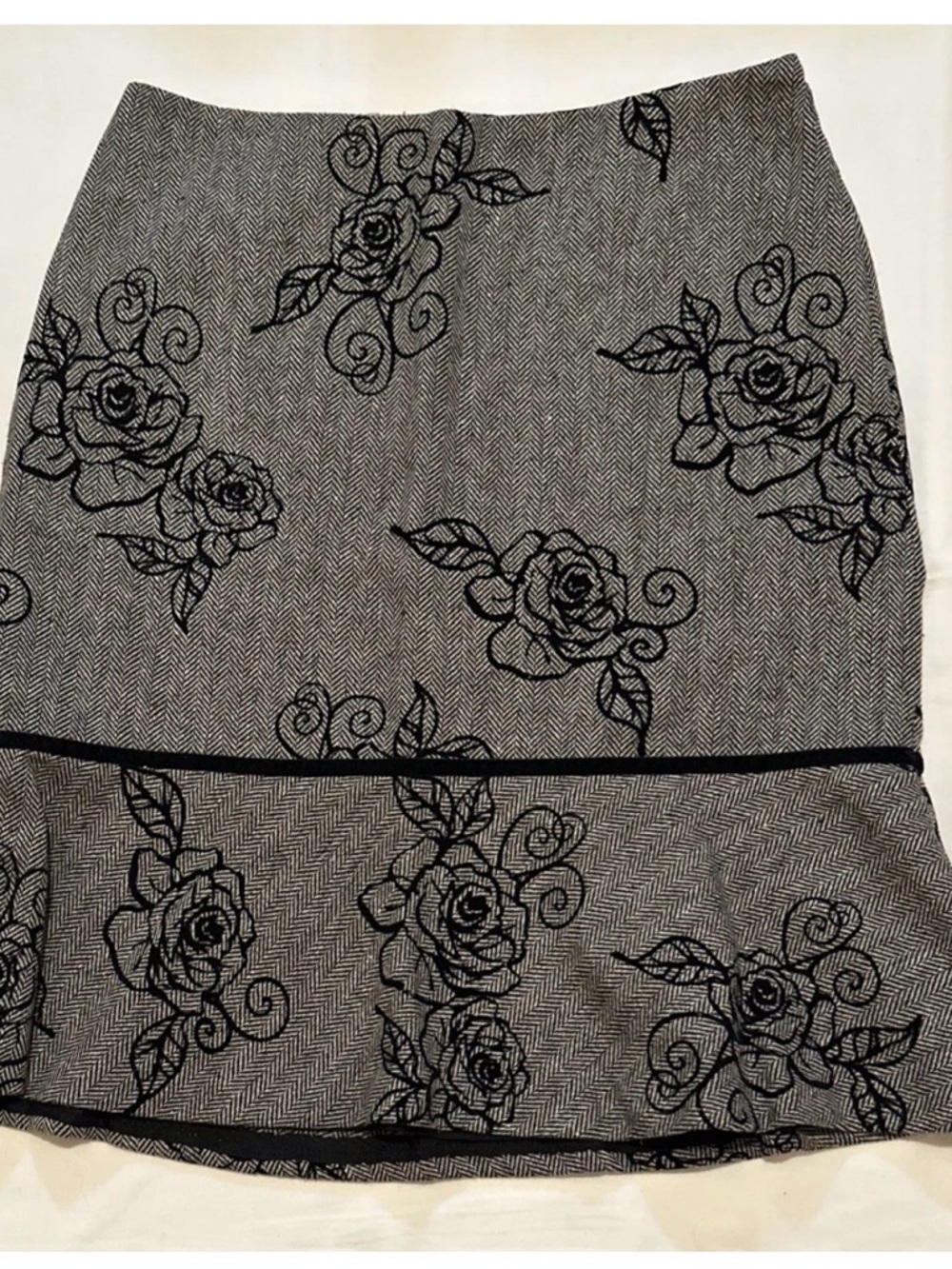 White House Black Market Black & Gray Floral Pencil Skirt